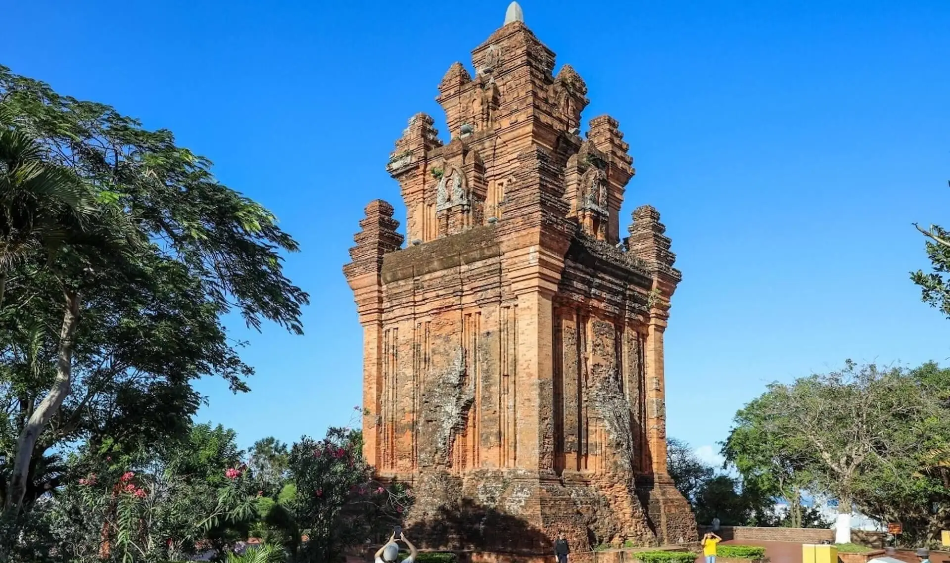 Tháp Nhạn Phú Yên nhìn từ chân núi Nhạn