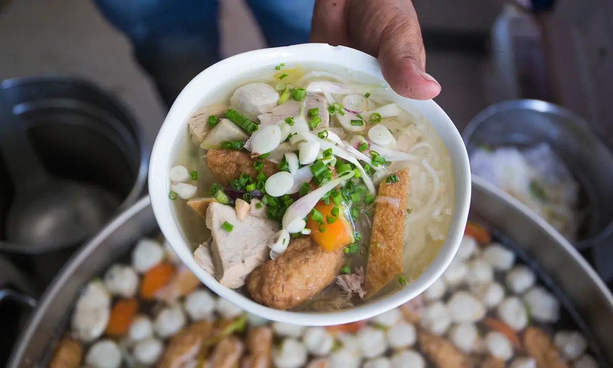 Tô bún cá Nguyên Loan Nha Trang nóng hổi