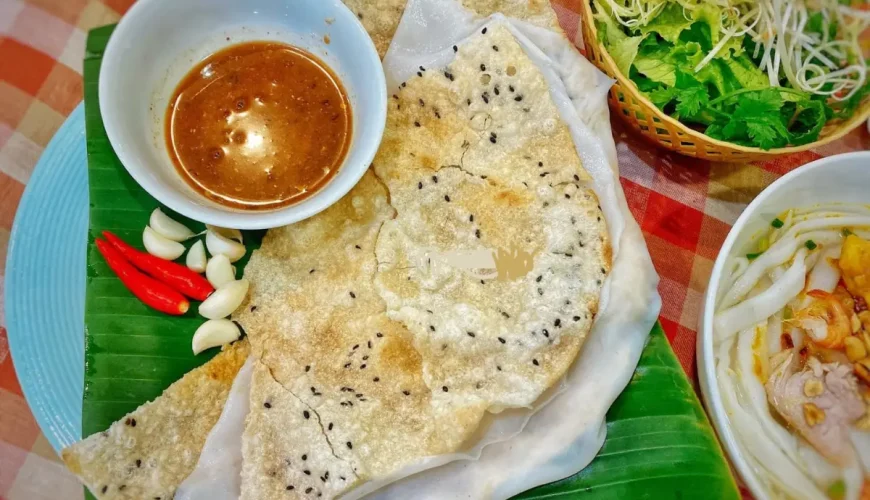 Bánh đập Nha Trang giòn ngon ăn kèm nước chấm