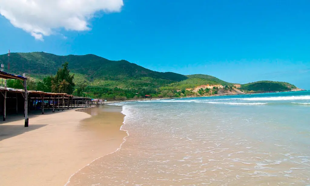 Bờ cát trắng mịn và làn nước trong xanh tại Bãi Dài