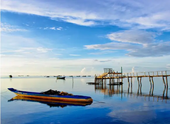 Cầu gỗ mộc mạc hướng ra biển tại Rạch Vẹm, điểm check-in