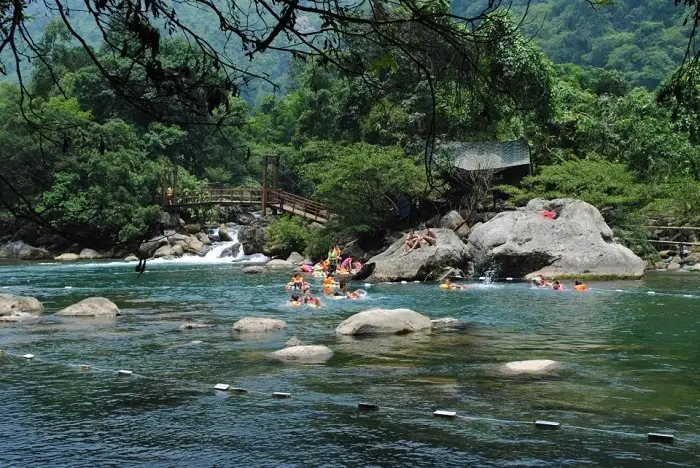 Điểm dừng chân suối Đá Hòn Giao giữa đèo Khánh Vĩnh