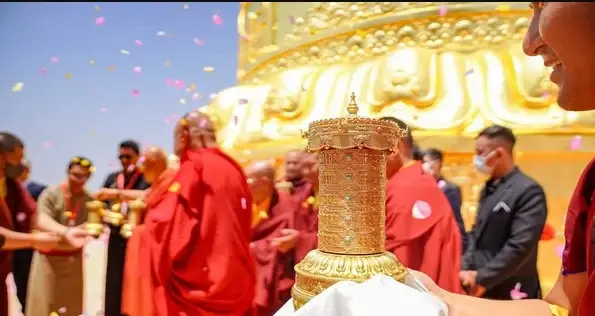 Du khách thực hành nghi lễ quay Kinh Luân