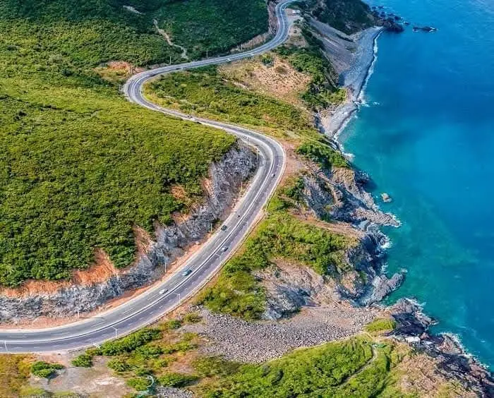 Đường ven biển uốn lượn hướng tới Bãi Dài Nha Trang