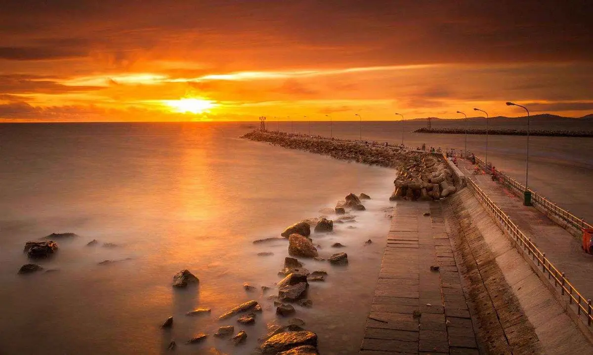 Khoảnh khắc hoàng hôn tuyệt đẹp trên bãi biển Rạch Vẹm