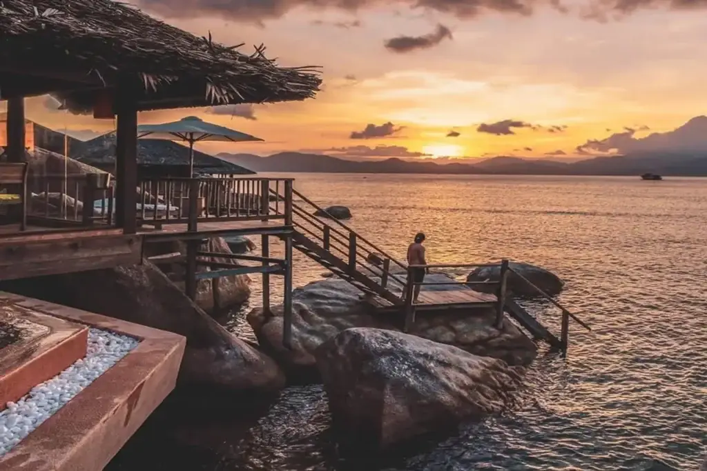 Khoảnh khắc hoàng hôn lãng mạn trên Vịnh Ninh Vân Nha Trang