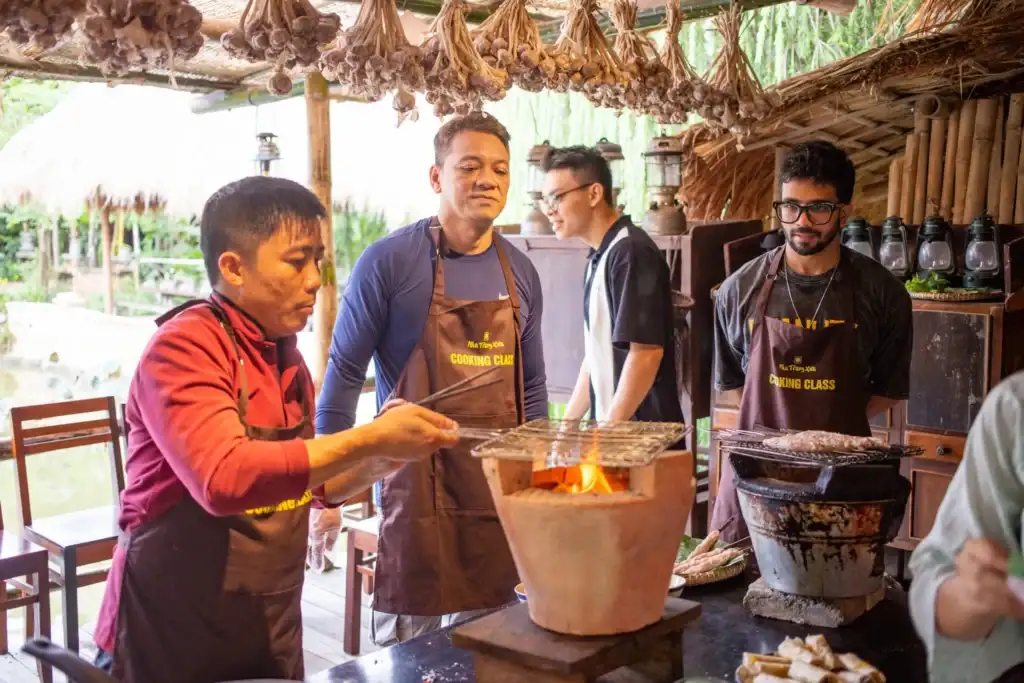 Khách du lịch đạp xe đi chợ địa phương để chọn nguyên liệu tươi cho lớp học nấu ăn