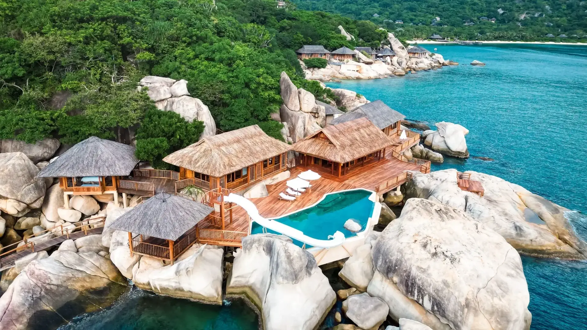 Nghỉ dưỡng tại resort cao cấp gần Bãi Dài