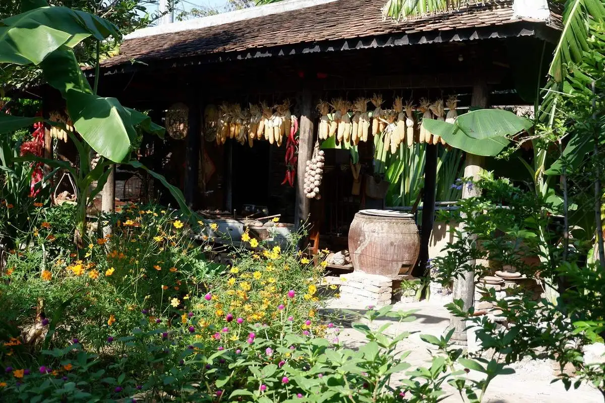 Nha Trang Xưa - Toàn cảnh nhà hàng tái hiện không gian làng quê truyền thống với ao sen và mái ngói rêu phong