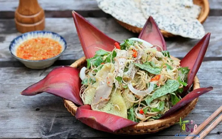 Thịt gà ta xé phay mềm ngọt, da giòn sần sật