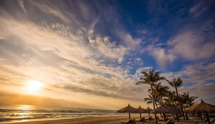 Toàn cảnh Bãi Dài Nha Trang với cát trắng và biển xanh