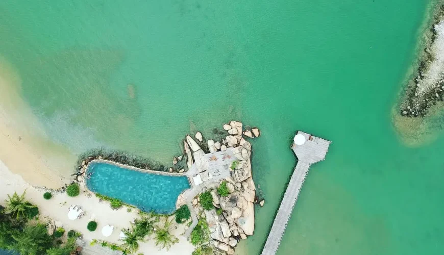 Vịnh Ninh Vân Nha Trang nhìn từ trên cao, nước biển xanh ngọc