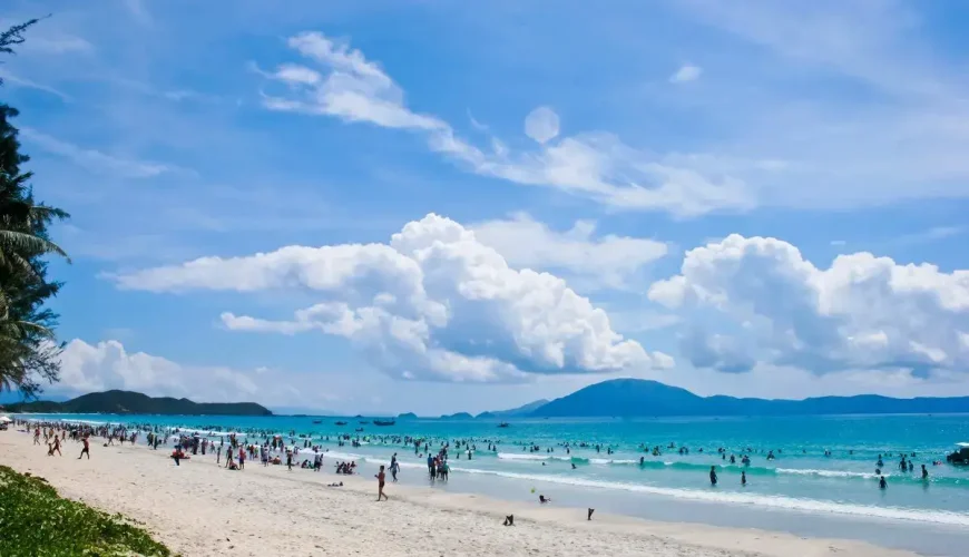 Bãi biển Dốc Lết với cát trắng mịn và nước biển trong xanh