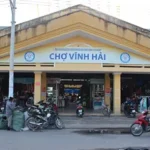 Cổng chính Chợ Vĩnh Hải Nha Trang sầm uất