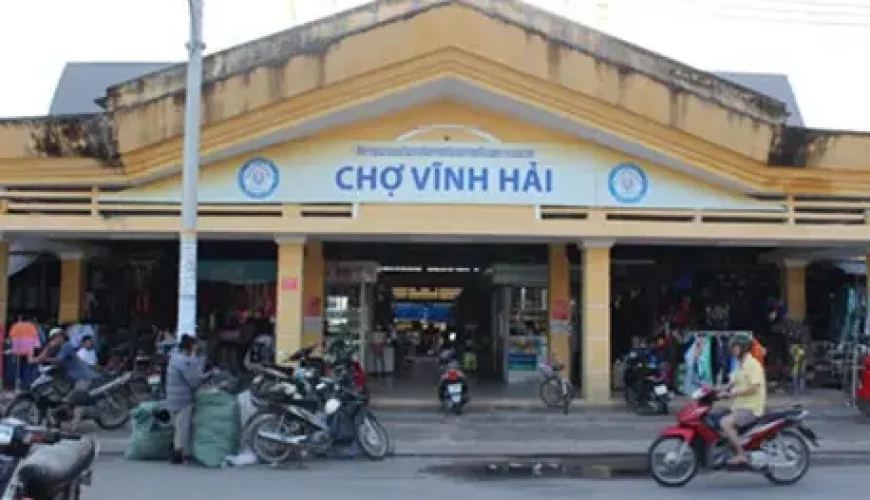 Cổng chính Chợ Vĩnh Hải Nha Trang sầm uất