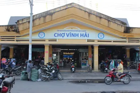 Cổng chính Chợ Vĩnh Hải Nha Trang sầm uất
