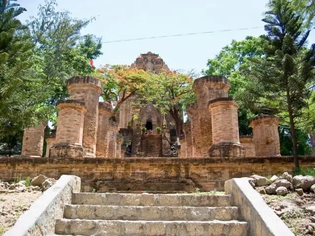 Cổng vào di tích Tháp Bà Ponagar có nhiều bậc thang