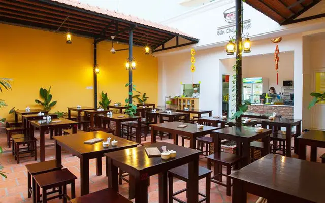 Không gian quán bún chả sạch sẽ, thoáng mát