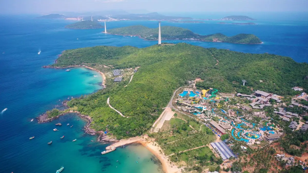 Toàn cảnh đảo Hòn Thơm nhìn từ cáp treo tại Phú Quốc